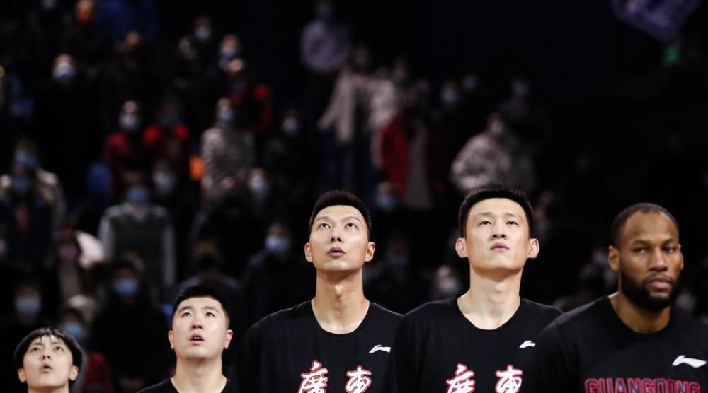 魔改还是经典 2021-12-19 《飞驰人生3》：AI遇上手搓方向盘，谁赢？