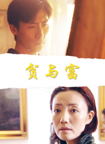 当天，剪了BOBO头短发的安娜穿着褐色夹克，内搭低领灰色T恤，现身是黑色牛仔裤配马丁靴。